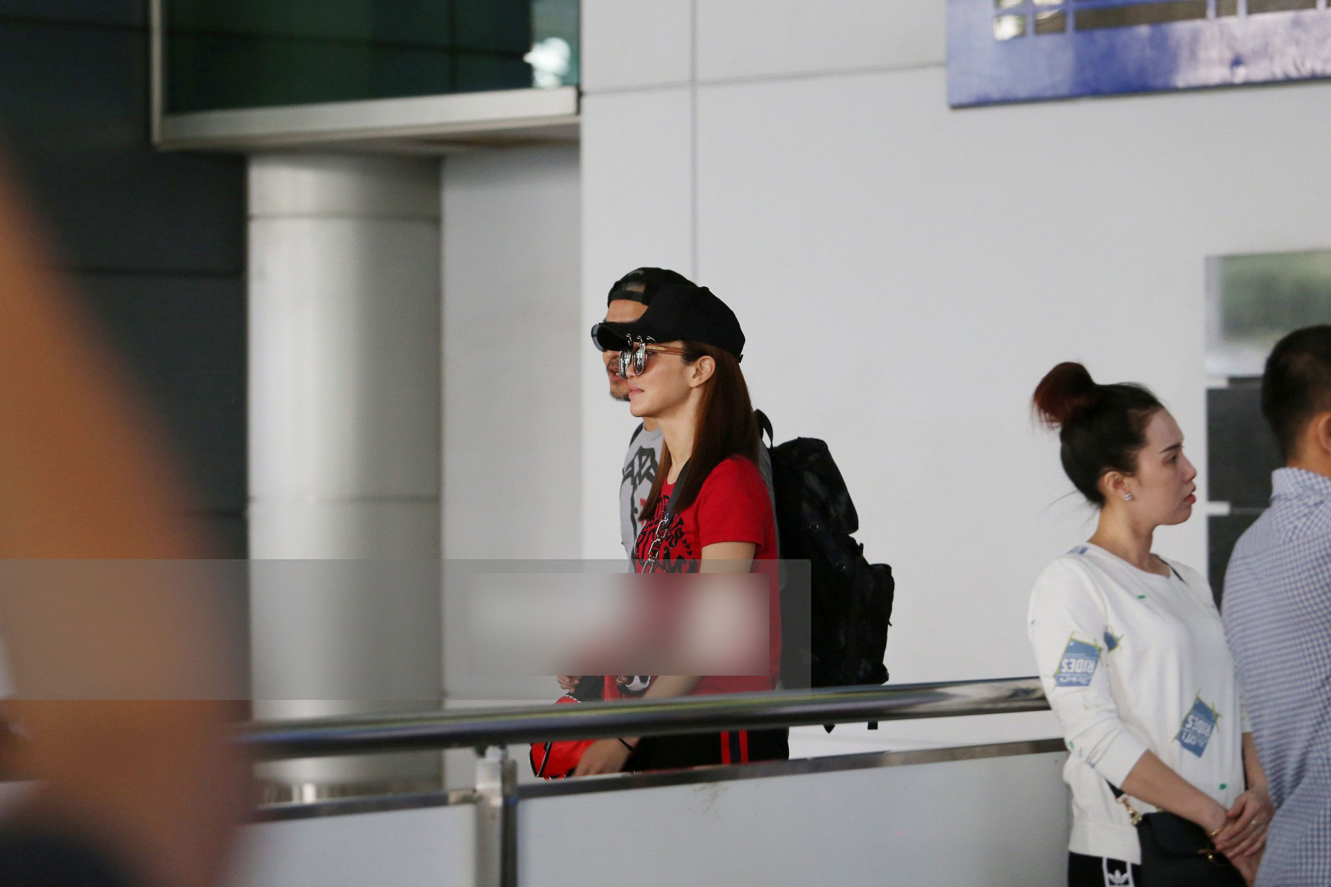 Vợ chồng Phạm Văn Phương - Lý Minh Thuận tay trong tay xuất hiện tại sân bay Tân Sơn Nhất