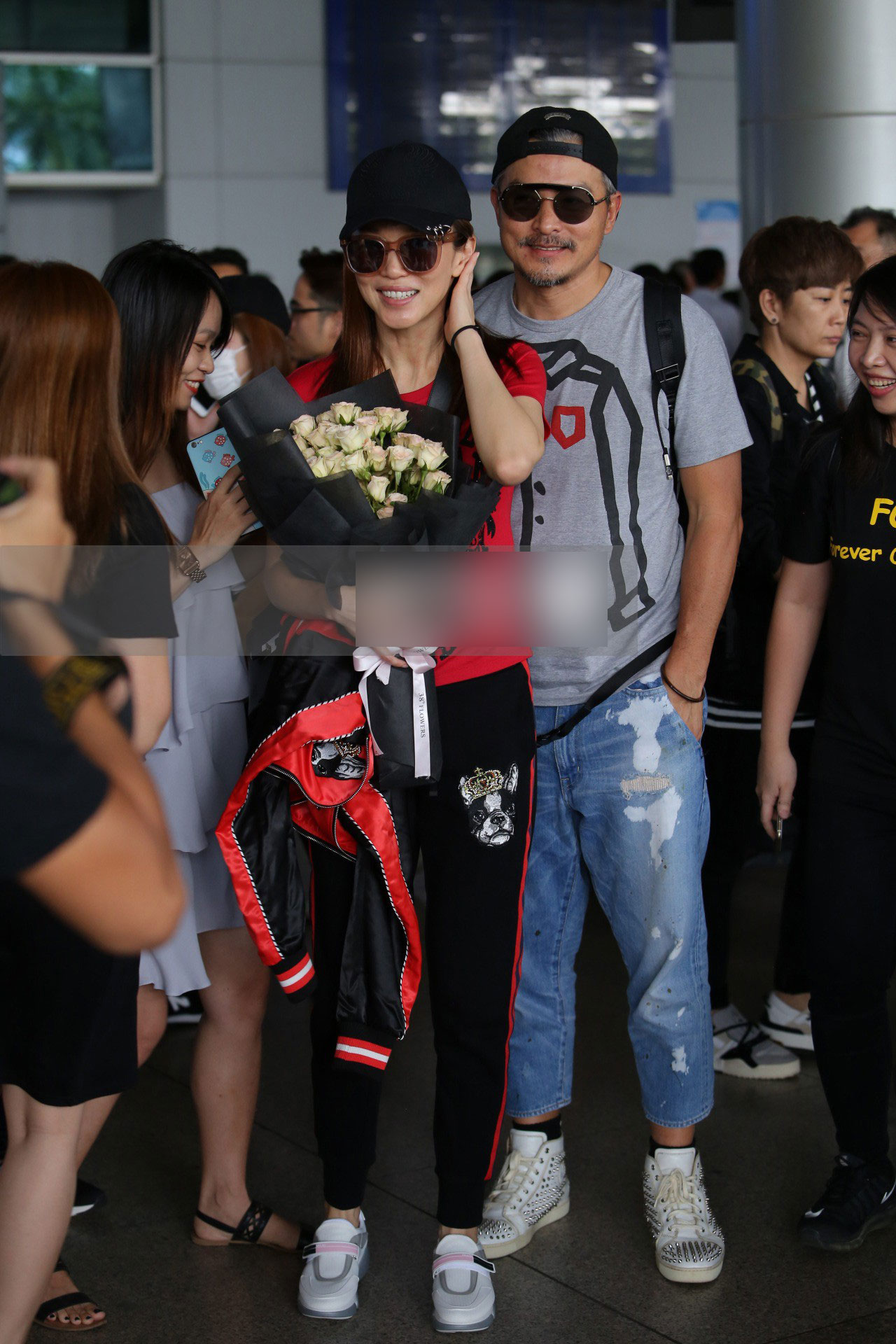 Vợ chồng Phạm Văn Phương - Lý Minh Thuận tay trong tay xuất hiện tại sân bay Tân Sơn Nhất