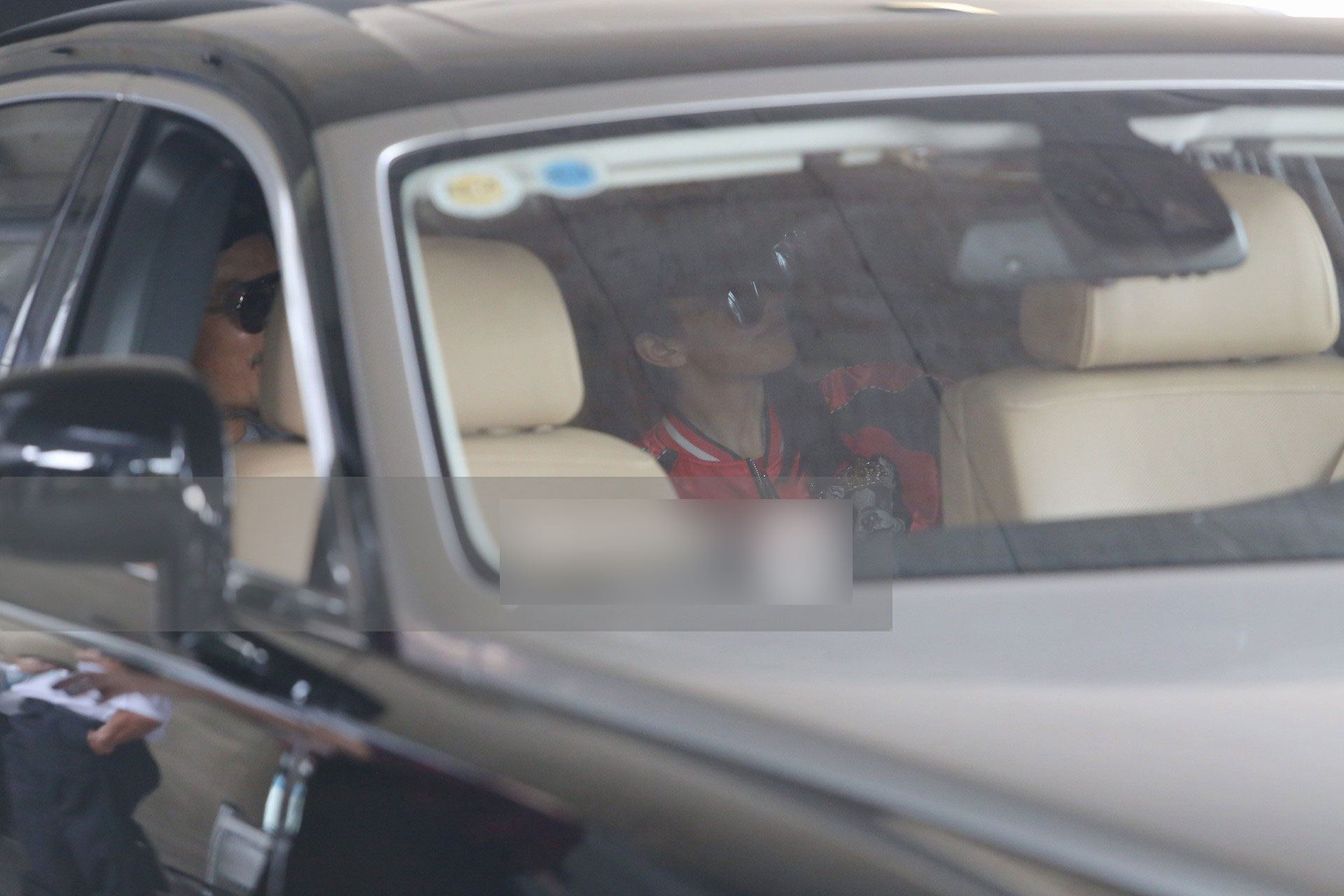 Vợ chồng Phạm Văn Phương - Lý Minh Thuận tay trong tay xuất hiện tại sân bay Tân Sơn Nhất