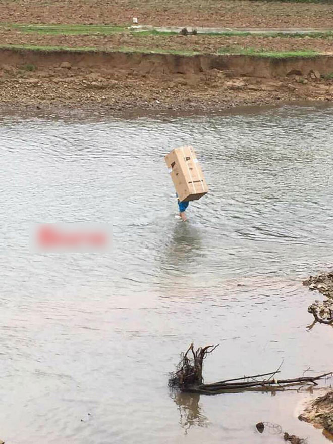 Shipper tận tâm vác tủ lạnh băng qua suối để giao tận tay cho khách hàng