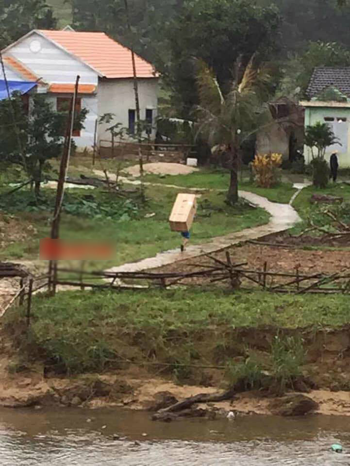 Shipper tận tâm vác tủ lạnh băng qua suối để giao tận tay cho khách hàng