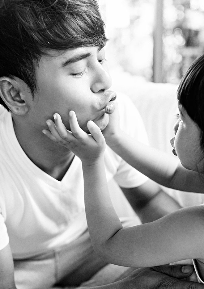 Ưng Đại Vệ hạnh phúc khi làm gà trống nuôi con