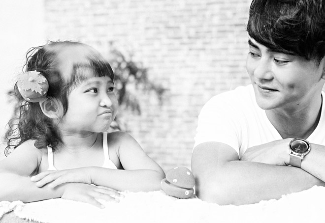 Ưng Đại Vệ hạnh phúc khi làm gà trống nuôi con