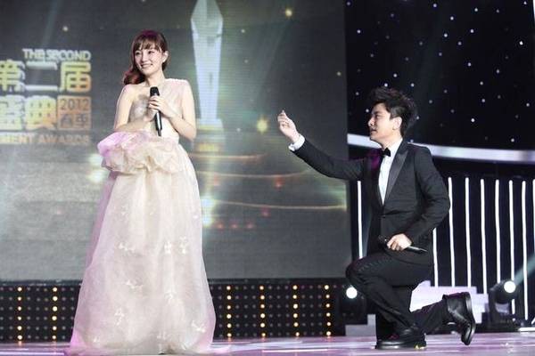 Chuyện tình của Lý Tiểu Lộ - Giả Nãi Lượng: Ai yêu nhiều hơn, người đó thua cuộc? Chuyện tình của Lý Tiểu Lộ - Giả Nãi Lượng: Ai yêu nhiều hơn, người đó thua cuộc?