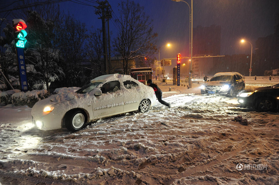 Tuyết rơi dày ở Trung Quốc, phụ nữ đắp chăn bông ra đường