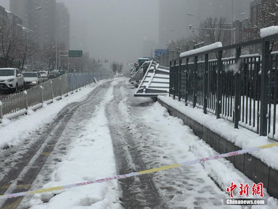 Tuyết rơi dày ở Trung Quốc, phụ nữ đắp chăn bông ra đường