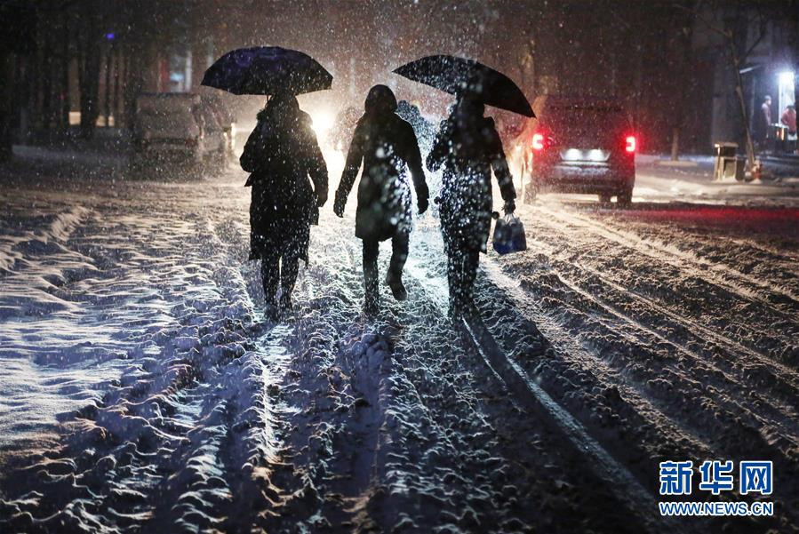 Tuyết rơi dày ở Trung Quốc, phụ nữ đắp chăn bông ra đường