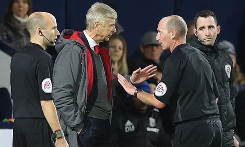 Wenger bị yêu cầu giải trình vụ chê trọng tài lố bịch