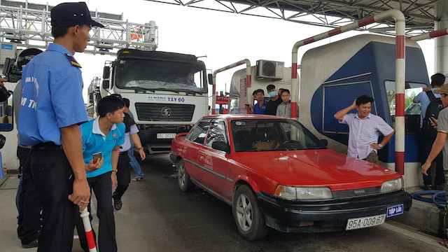 Tài xế phong tỏa BOT Cần Thơ - Phụng Hiệp, giao thông tê liệt