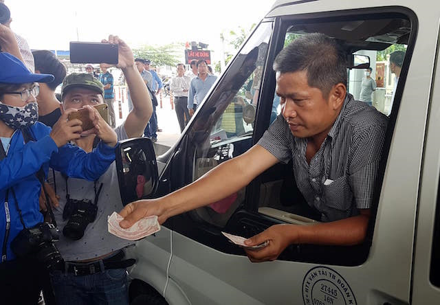 Tài xế phong tỏa BOT Cần Thơ - Phụng Hiệp, giao thông tê liệt