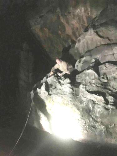 Du khách Anh mắc kẹt 6 tiếng trong hẻm núi ở Cát Bà