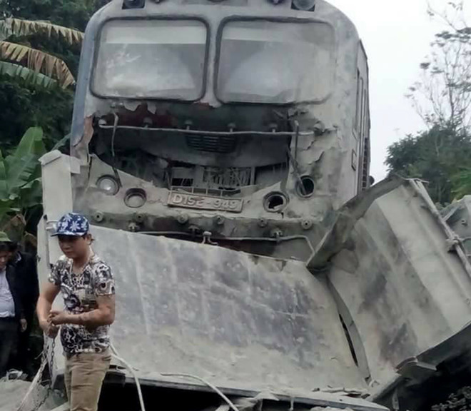 Tàu chở khách đâm ôtô, đường sắt Bắc - Nam tê liệt 3 giờ