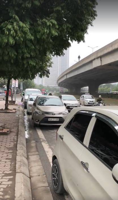 Hà Nội: Nam thanh niên đi bộ hóng gió trên lan can đường vành đai 3 trên cao khiến nhiều người lo lắng Hà Nội: Nam thanh niên đi bộ hóng gió trên lan can đường vành đai 3 trên cao khiến nhiều người lo lắng
