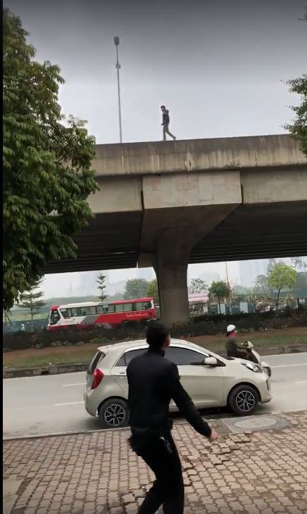 Hà Nội: Nam thanh niên đi bộ hóng gió trên lan can đường vành đai 3 trên cao khiến nhiều người lo lắng