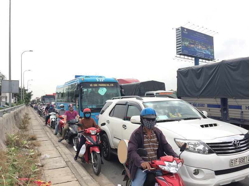 Kẹt xe 4 giờ ở đường dẫn vào cao tốc Long Thành