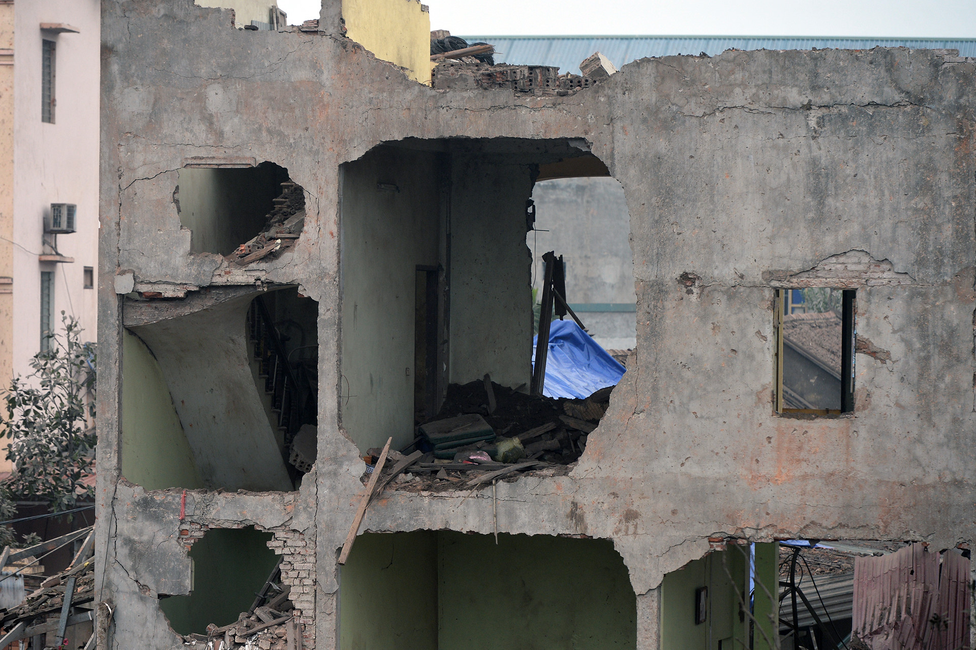 Phía sau vụ nổ chấn động ngôi làng chuyên mổ xác máy bay