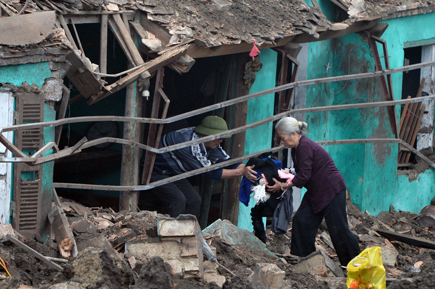 Phía sau vụ nổ chấn động ngôi làng chuyên mổ xác máy bay