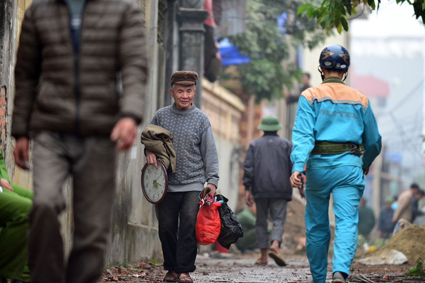 Phía sau vụ nổ chấn động ngôi làng chuyên mổ xác máy bay