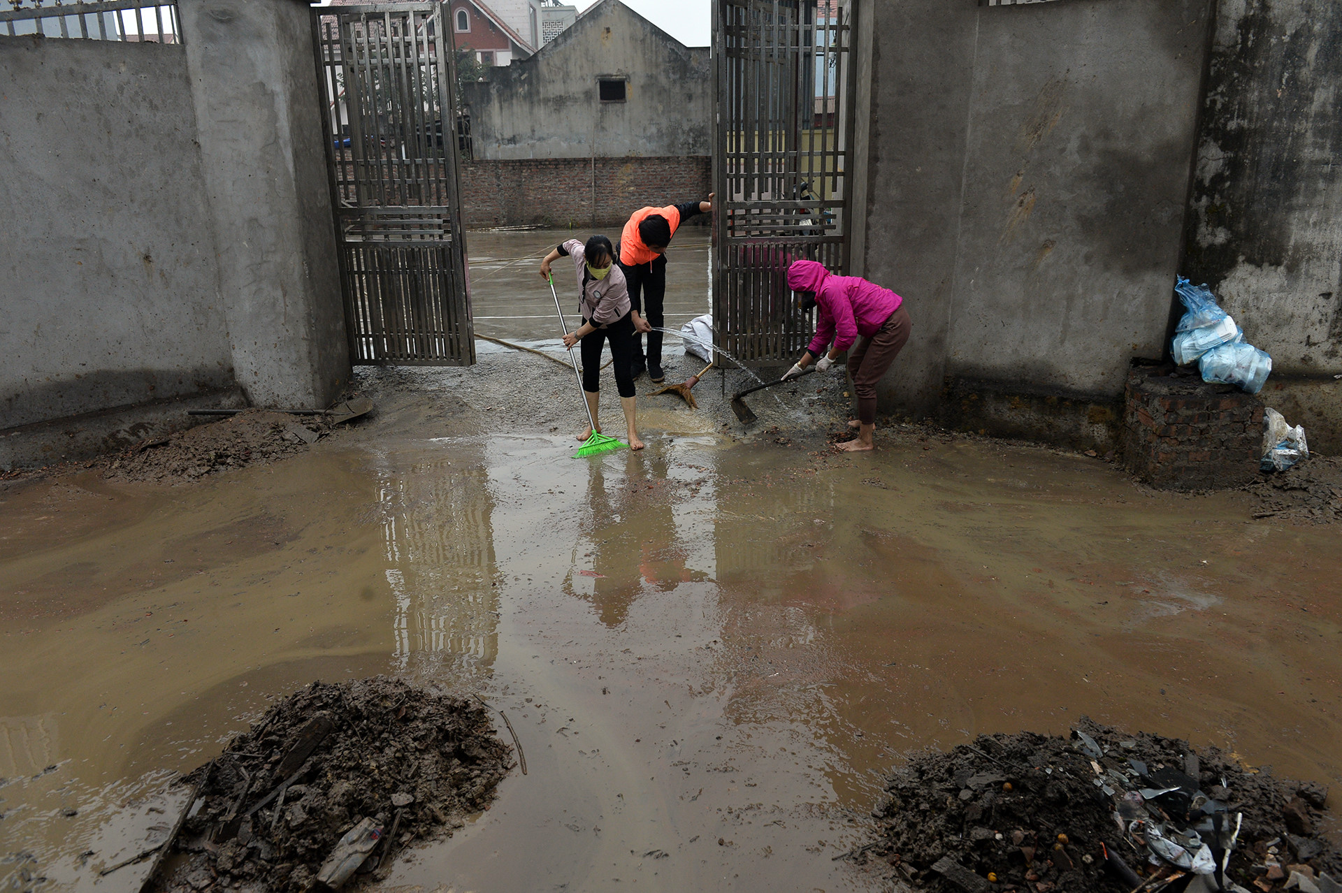 Phía sau vụ nổ chấn động ngôi làng chuyên mổ xác máy bay