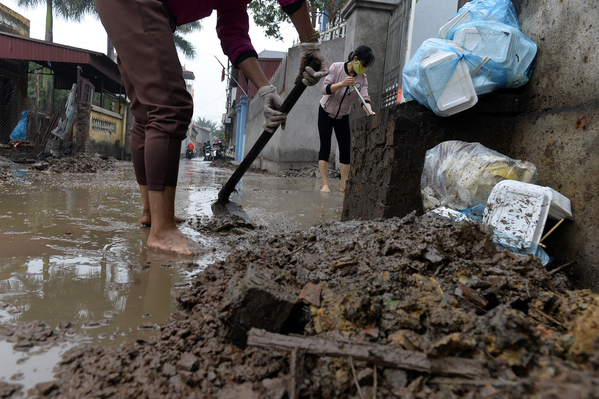 Phía sau vụ nổ chấn động ngôi làng chuyên mổ xác máy bay