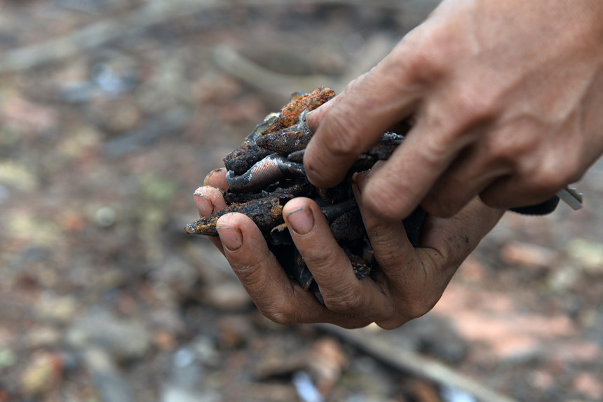Phía sau vụ nổ chấn động ngôi làng chuyên mổ xác máy bay