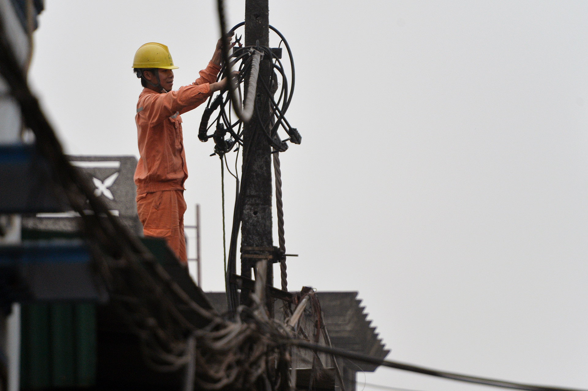 Phía sau vụ nổ chấn động ngôi làng chuyên mổ xác máy bay