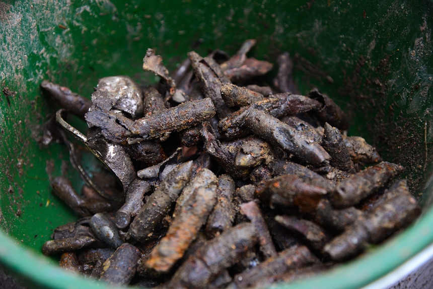 Phía sau vụ nổ chấn động ngôi làng chuyên mổ xác máy bay