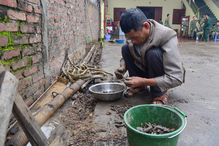 Phía sau vụ nổ chấn động ngôi làng chuyên mổ xác máy bay
