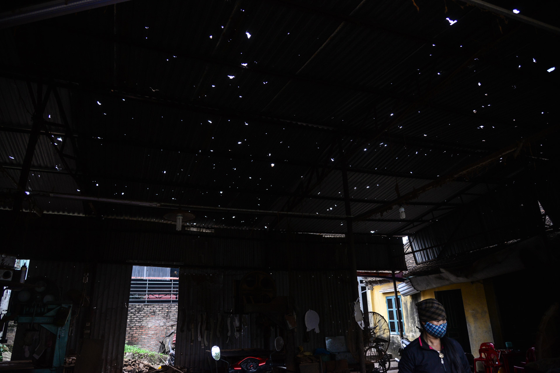 Phía sau vụ nổ chấn động ngôi làng chuyên mổ xác máy bay