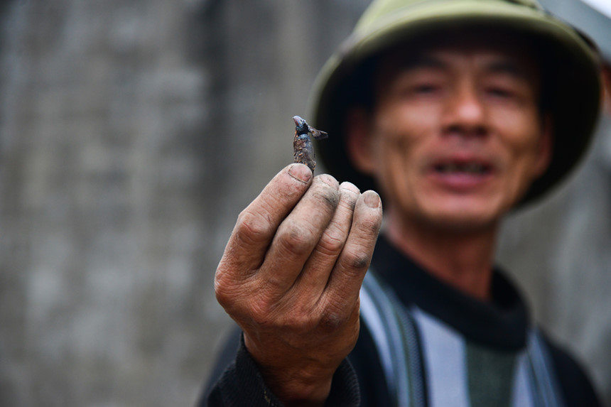 Phía sau vụ nổ chấn động ngôi làng chuyên mổ xác máy bay