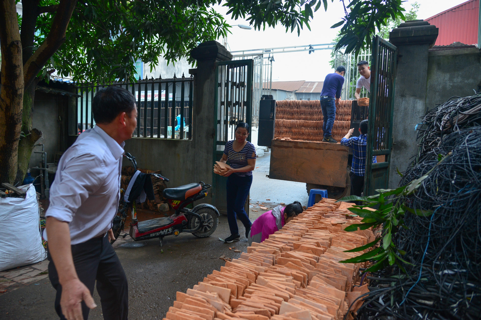 Phía sau vụ nổ chấn động ngôi làng chuyên mổ xác máy bay