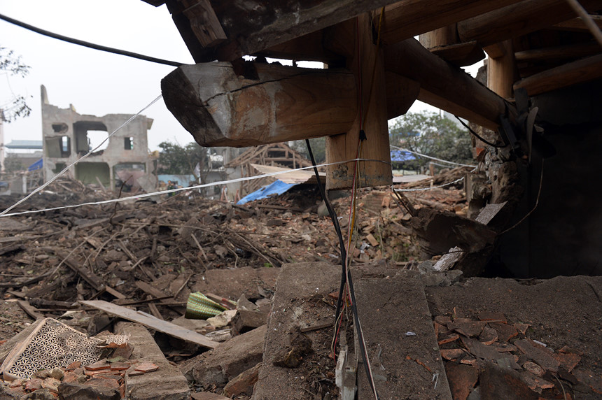 Phía sau vụ nổ chấn động ngôi làng chuyên mổ xác máy bay