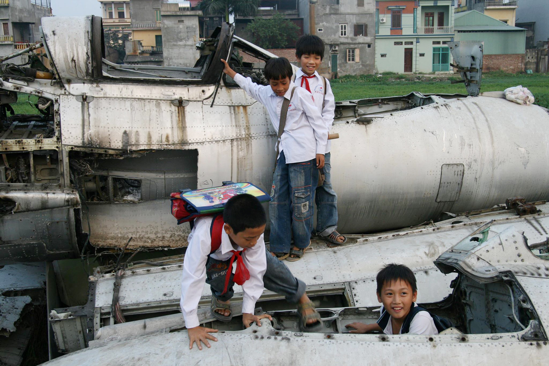 Phía sau vụ nổ chấn động ngôi làng chuyên mổ xác máy bay