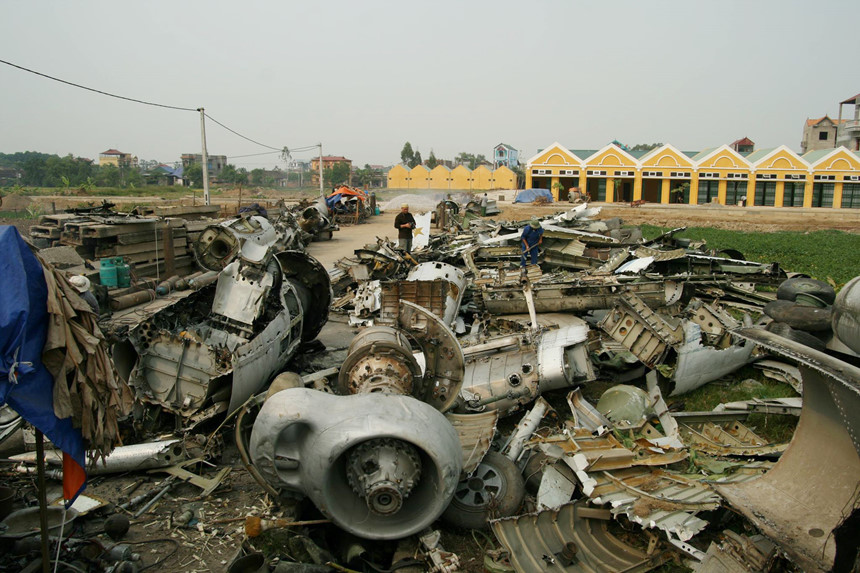 Phía sau vụ nổ chấn động ngôi làng chuyên mổ xác máy bay