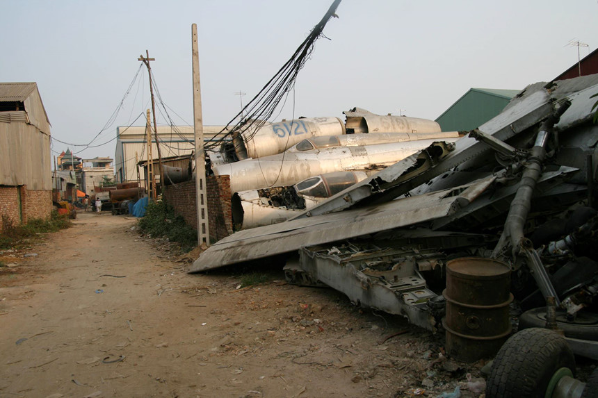 Phía sau vụ nổ chấn động ngôi làng chuyên mổ xác máy bay