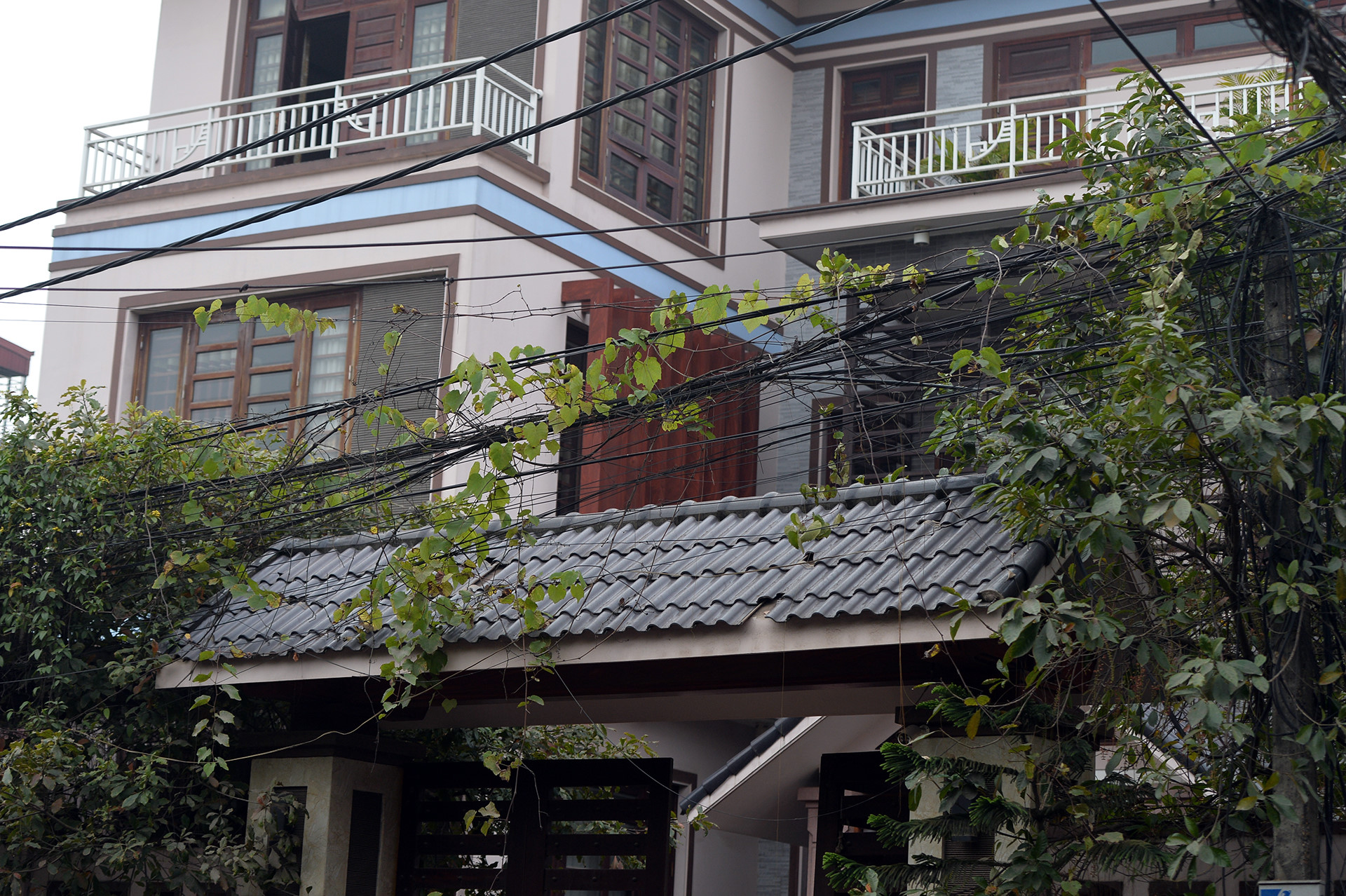 Phía sau vụ nổ chấn động ngôi làng chuyên mổ xác máy bay