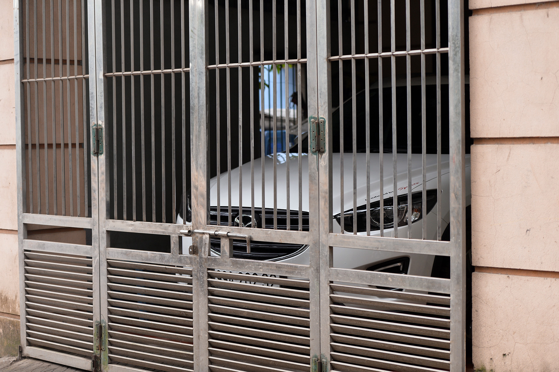 Phía sau vụ nổ chấn động ngôi làng chuyên mổ xác máy bay