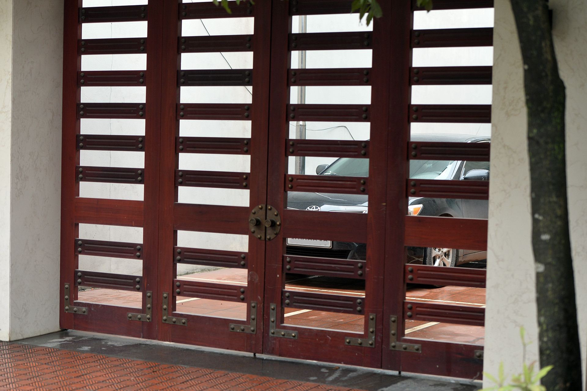 Phía sau vụ nổ chấn động ngôi làng chuyên mổ xác máy bay