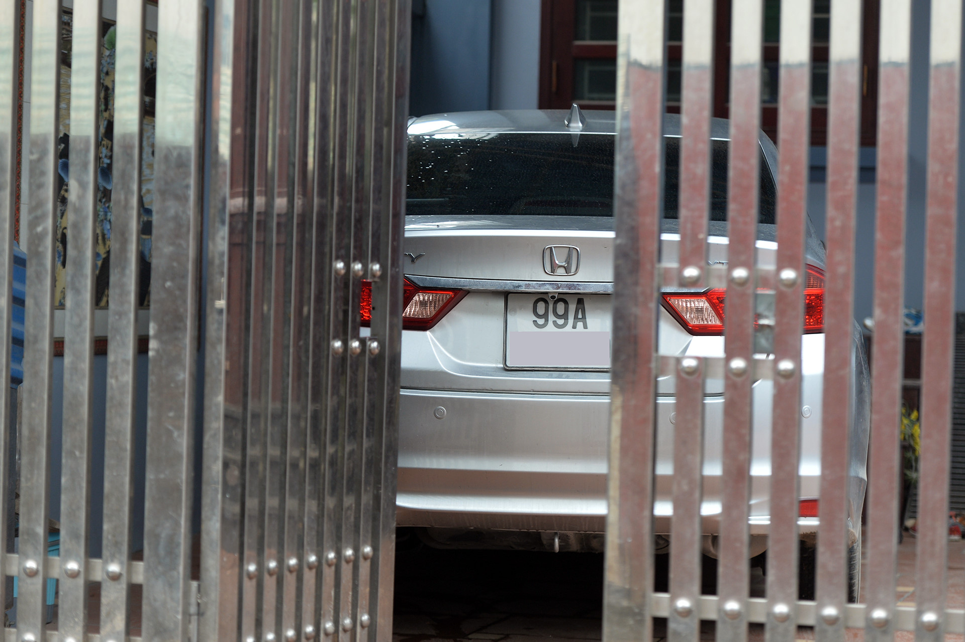 Phía sau vụ nổ chấn động ngôi làng chuyên mổ xác máy bay