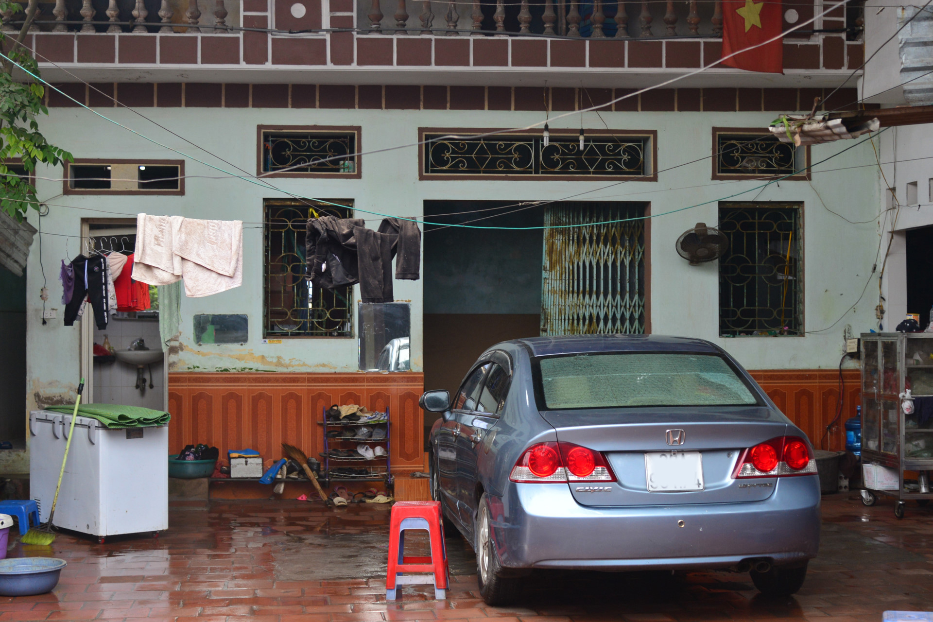 Phía sau vụ nổ chấn động ngôi làng chuyên mổ xác máy bay