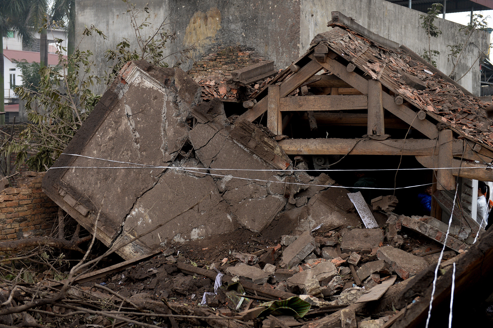 Phía sau vụ nổ chấn động ngôi làng chuyên mổ xác máy bay