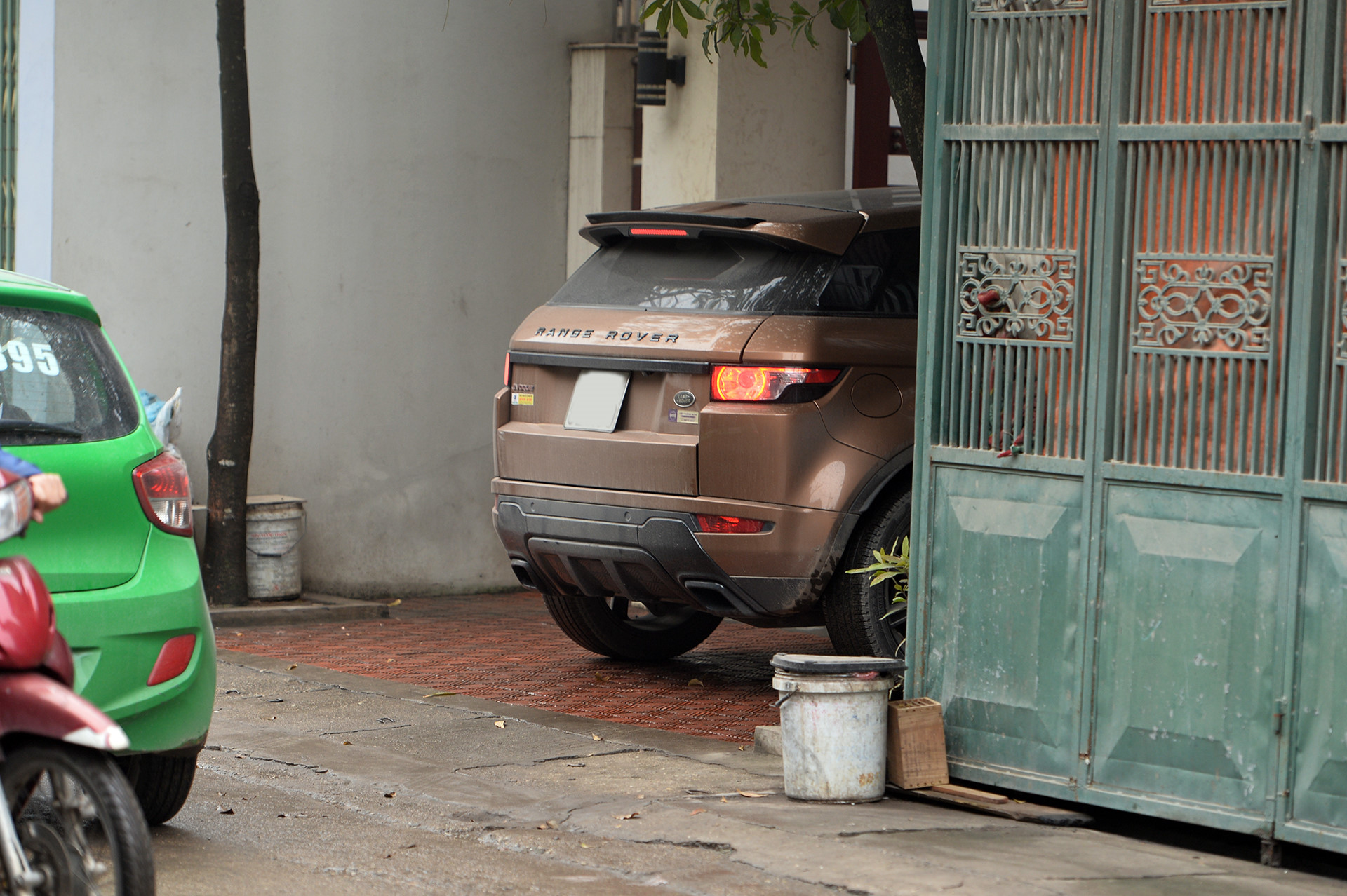 Phía sau vụ nổ chấn động ngôi làng chuyên mổ xác máy bay