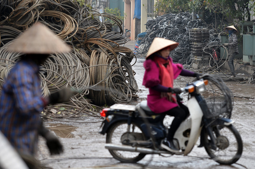 Phía sau vụ nổ chấn động ngôi làng chuyên mổ xác máy bay