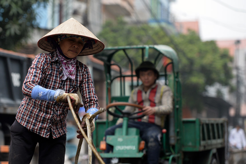 Phía sau vụ nổ chấn động ngôi làng chuyên mổ xác máy bay