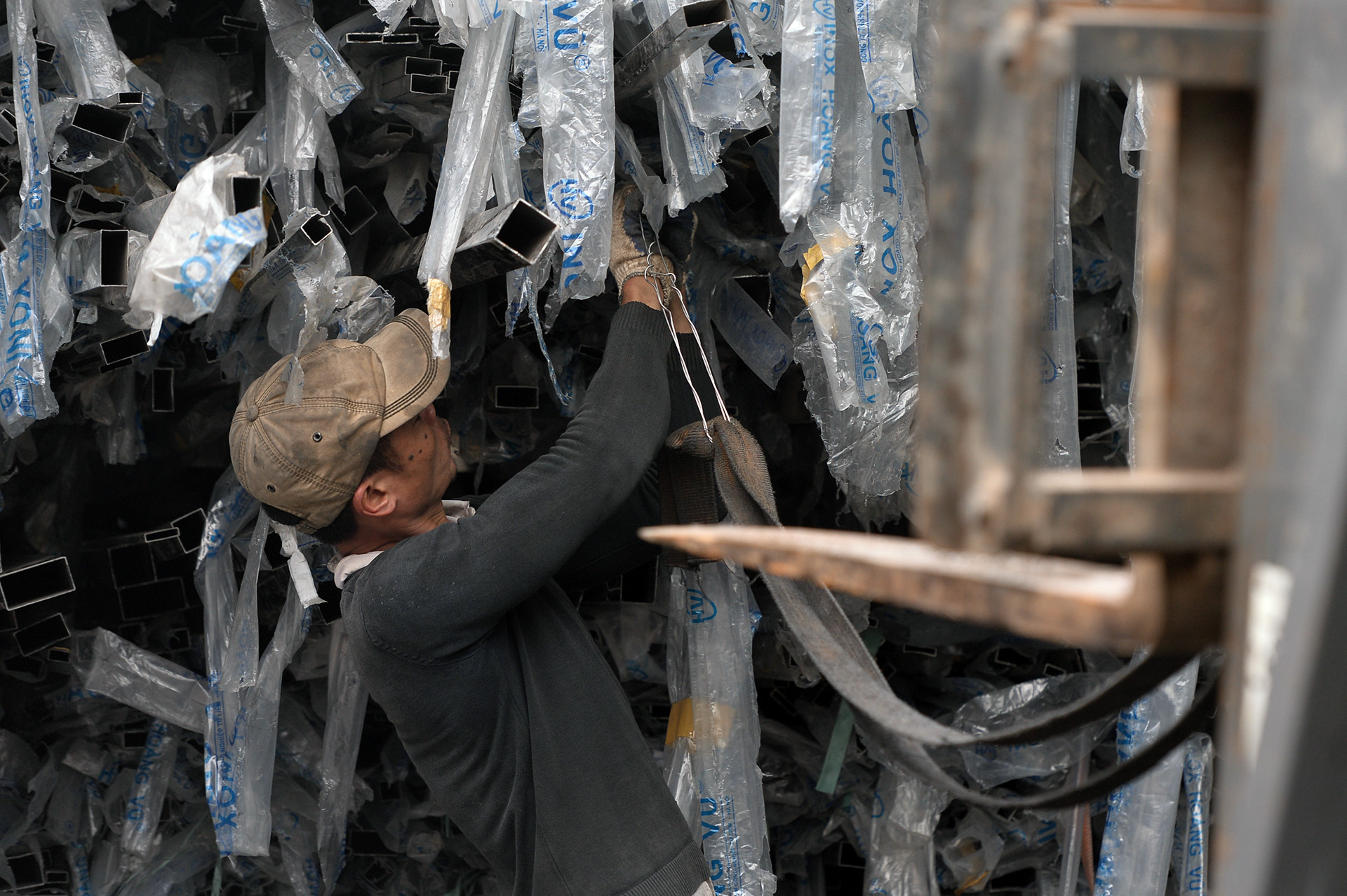 Phía sau vụ nổ chấn động ngôi làng chuyên mổ xác máy bay