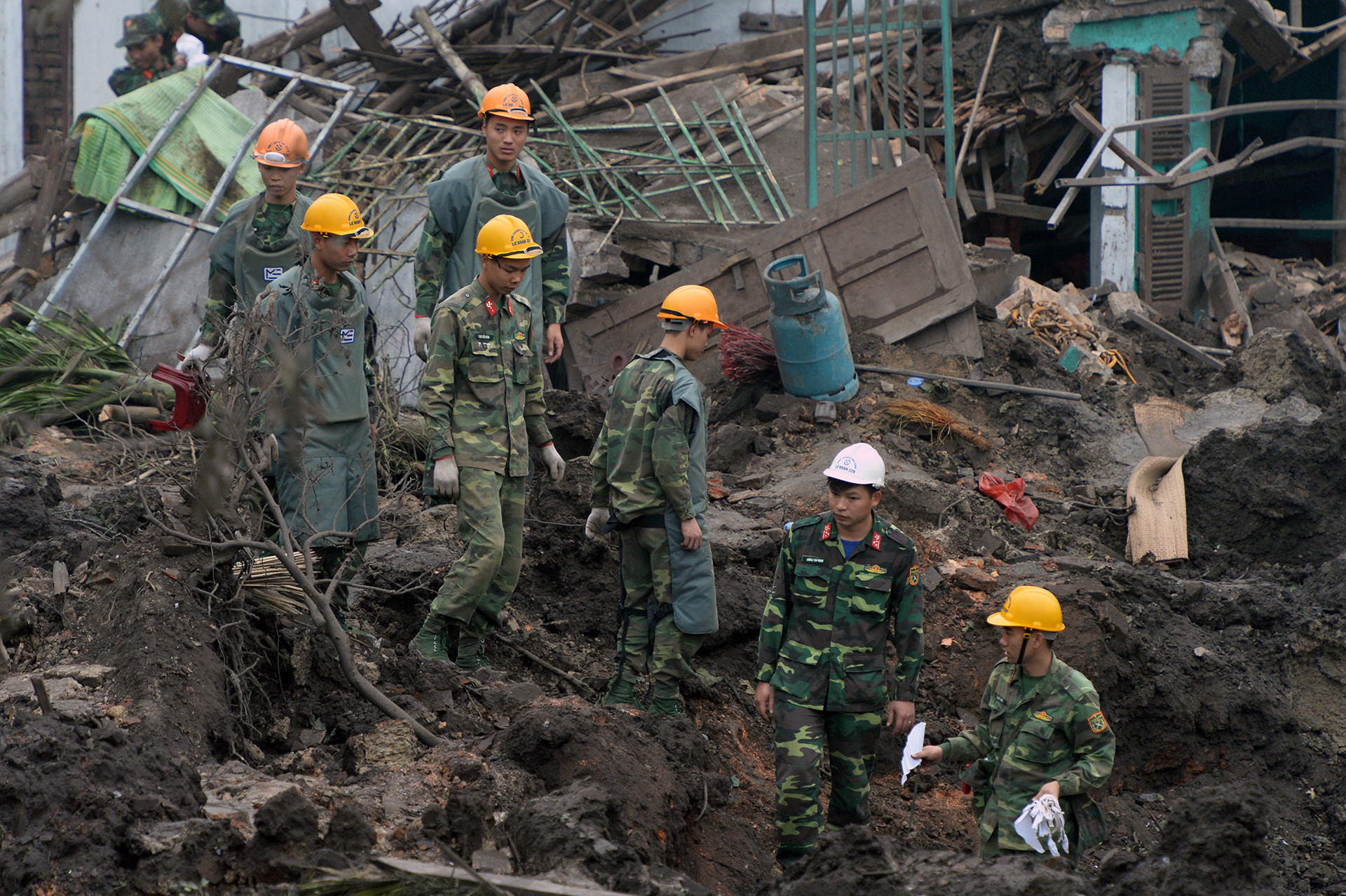 Phía sau vụ nổ chấn động ngôi làng chuyên mổ xác máy bay