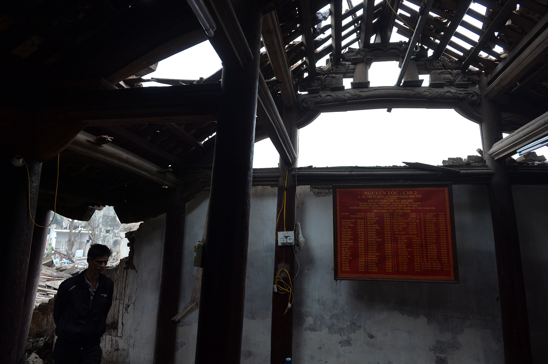 Phía sau vụ nổ chấn động ngôi làng chuyên mổ xác máy bay