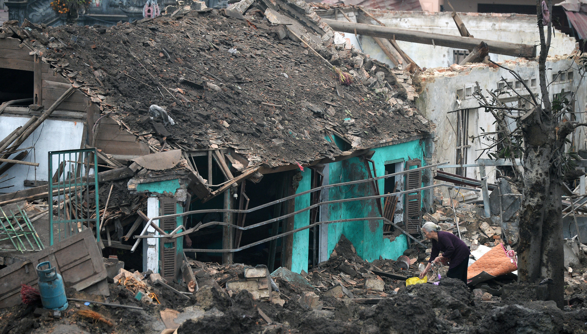 Phía sau vụ nổ chấn động ngôi làng chuyên mổ xác máy bay