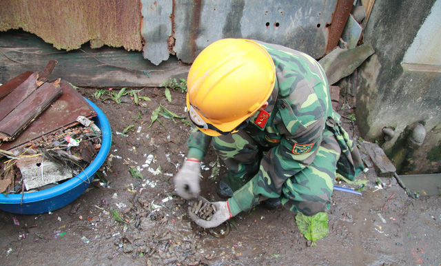 Dân mua đạn, xe tăng, tên lửa làm phế liệu, quan nói khó biết