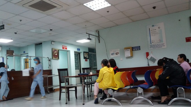 Bé gái 32 tuần tuổi bị mẹ phá thai để chối bỏ được nhóm thiện nguyện khi đi nhặt xác thai nhi cứu sống